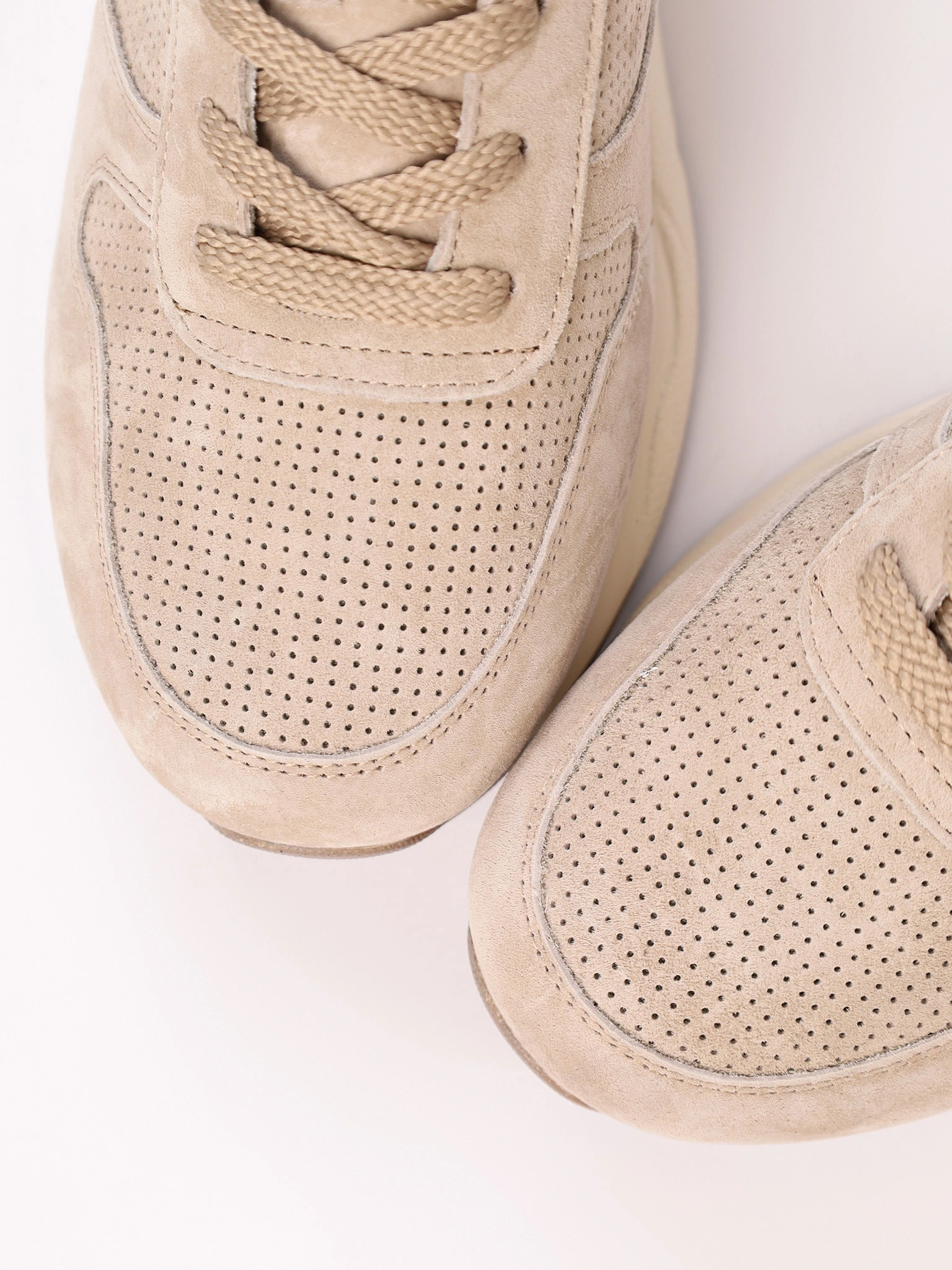 Кроссовки бежевого цвета с перфорацией на средней платформе